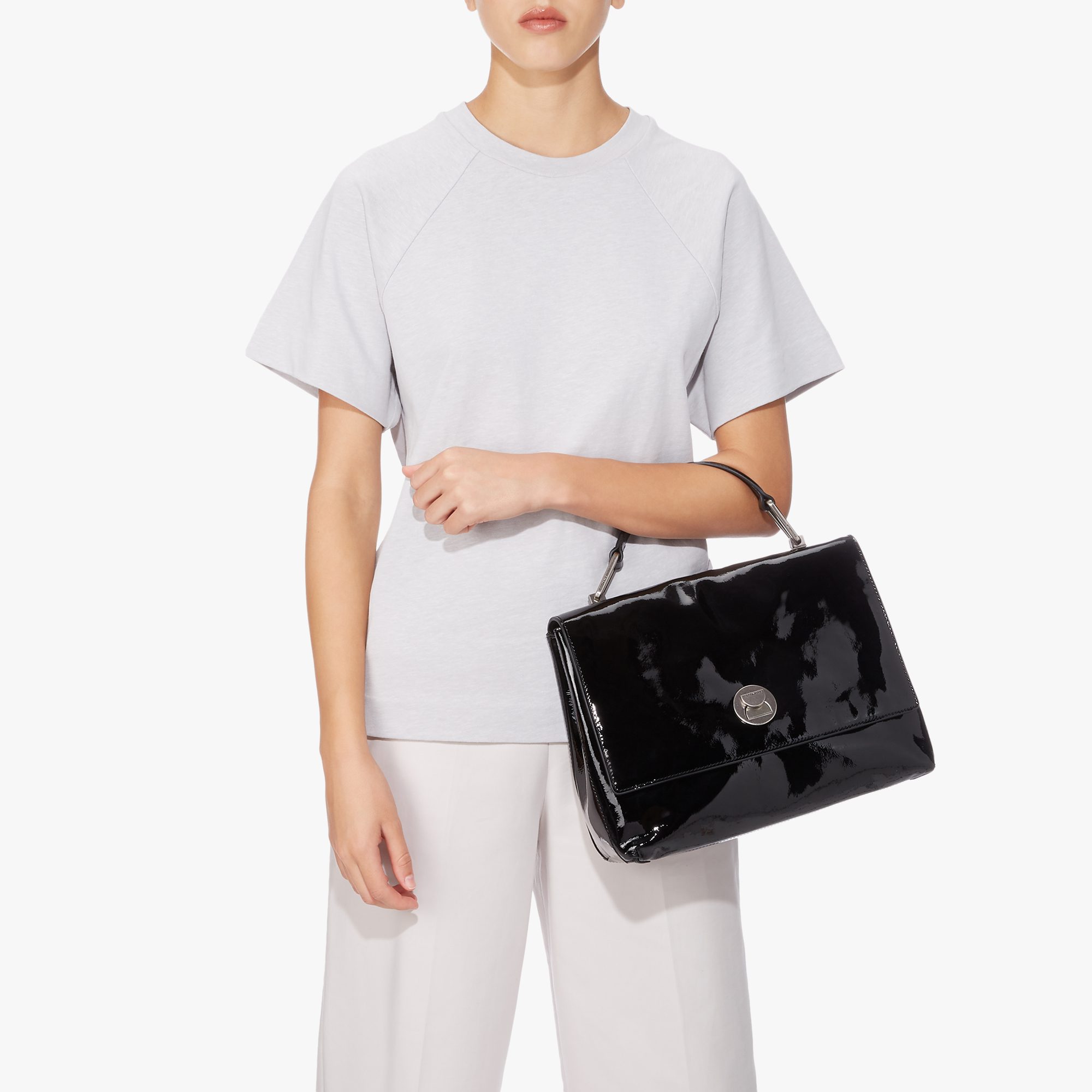 Borsa a braccio con tracolla Coccinelle Liya Naplack Medium Noir modella -  La Borsetta