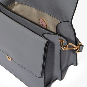 Borsa in pelle a braccio con la tracolla